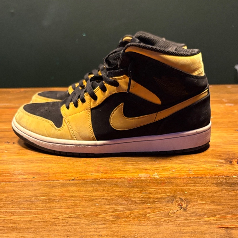 Nike Air Jordan Men's Black and Gold Sneakers Size 11